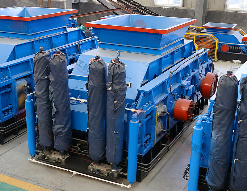 大型液壓對(duì)輥制砂機(jī)每小時(shí)出多少噸沙子？多少錢一臺(tái)？